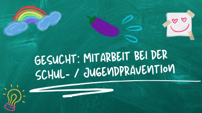 Grafik: Auf einer Tafel steht: Gesucht: Mitarbeit bei der Schul- / Jugendprävention. Auf der Tafel ist auch ein Regenbogen, eine Aubergine mit blauen Spritzern sowie ein Zettel mit einem Smiley.