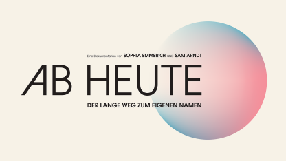 Das Bild zeigt das Filmplakat. Zu sehen ist der Schriftzug Ab Heute - der lange Weg zum eigenen Namen. Im Hintergrund befindet sich ein blasser Farbverlauf zwischen hellblau und rosa in Form einer Kugel. Das Plakat hat einen beigen Hintergrund