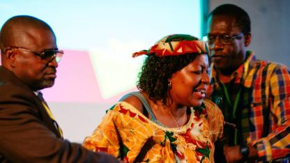 drei Personen interagieren bei einer Theaterauff&uuml;hrung