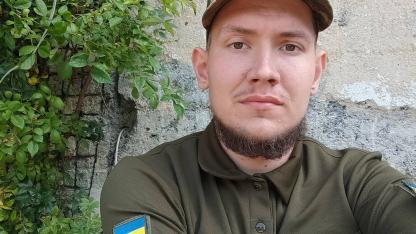 LGBTIQ* in der Ukraine: Soldat in ukrainischer Uniform Blick in die Kamera