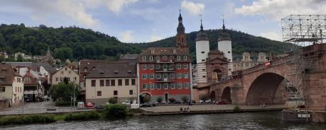 Ein Bild der alten Brücke mit dem Neckarufer