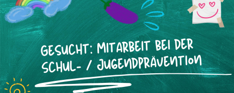 Grafik: Auf einer Tafel steht: Gesucht: Mitarbeit bei der Schul- / Jugendprävention. Auf der Tafel ist auch ein Regenbogen, eine Aubergine mit blauen Spritzern sowie ein Zettel mit einem Smiley.