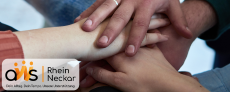 Es sind viele Hände übereinander zu sehen. In einer Ecke ist das Logo von AWS Rhein-Neckar. Der Untertitel ist: Dein Alltag. Dein Tempo. Unsere Unterstützung.