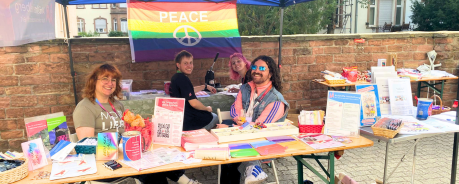 Ehrenamtliche Mitarbeitende bei einem Infostand der Aidshilfe