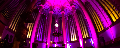 Altarraum der Heiliggeistkirche in pink beleuchtet