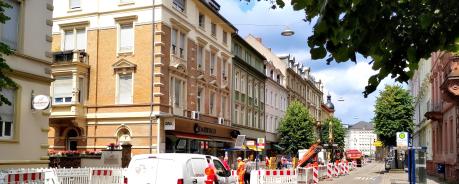 Ein Foto des Hauses der Rohrbacher Straße 22. Auf der Straße davor stehen Bauabsperrungen und Baufahrtzeuge.