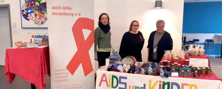 Infostand bei Becton Dickinson: Jennifer Adler steht mit zwei Mitarbeiterinnen von AIDS und Kinder am Infostand.