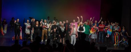 Finale der 15. Sternengala. Alle stehen auf der bunt beleuchteten Bühne mit queeren Flaggen und winken.