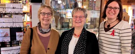 Drei Menschen stehen zusammen: Christine Klumb, Gabriele Hönig und Juliane Schurig. Sie stehen in einem Buchladen und lächeln.