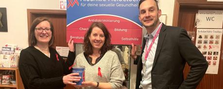 Gruppenbild: Juliane Schurig, Manuela Flühr und Valentin Ziellenbach in der Aidshilfe