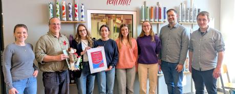 Gruppenfoto: Patrick und Nicolá mit Schüler*innen des APG Mosbach
