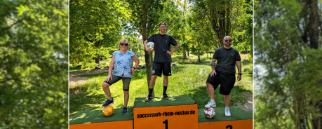 Foto: Maria, Jonas und Noah auf dem Sieger*innentreppchen des Soccerparks