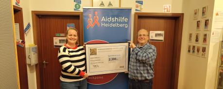 Ann Katrin Fechner &uuml;bergibt einen Spendenscheck an Nicola Lutzmann