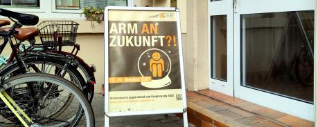Aufsteller vor der Aidshilfe: Plakat der Armutswoche