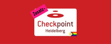 Weißes Rechteck auf rotem Grund. In dem Rechteck steht Zusatz-Checkpoint Heidelberg. In der unteren Ecke ist die Progress Flagge (Regenbogenflagge inkl. Intersymbole, der Farben schwarz und braun sowie den Farben der Transflagge.