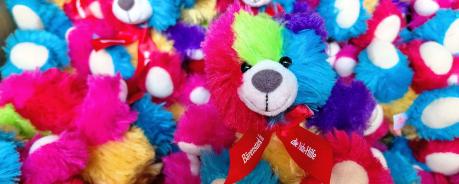 Foto: Ganz viele Solidaritätsteddys auf einem Haufen.