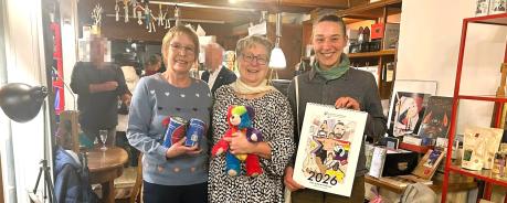 Frau H&ouml;nig &uuml;bergibt ihre Spende an Christine Klumb und Jennifer Adler