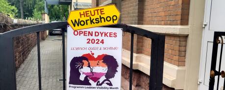 Tor zur Aidshilfe mit dem Plakat von Open Dykes