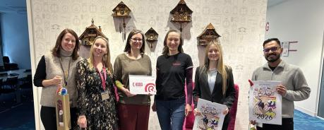 Gruppenbild: Spenden&uuml;bergabe bei Reckitt Benckiser