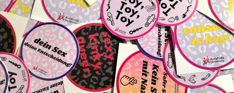 Foto von mehreren Stickern der AIdshilfe