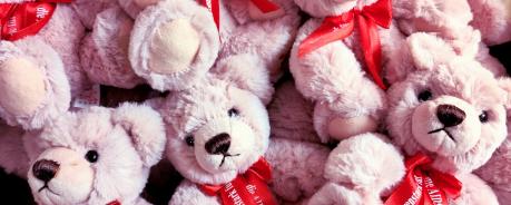 Hier sind sehr viele der diesjährigen Solidaritätsteddys zu sehen: Sie sind altrosa und flauschig. Sie tragen eine Schleife, auf der steht: "Bärenstark für die AIDS-Hilfe"