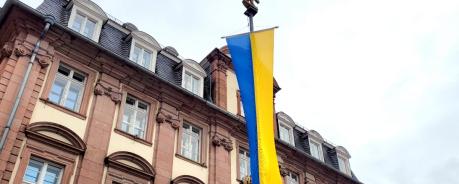Die Ukrainische Flagge weht vor dem Heidelberger Rathaus