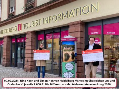 09.02.2021: Nina Koch und Simon Heß von Heidelberg Marketing überreichen uns und Obdach e.V. jeweils 2.000 €: Die Differenz aus der Mehrwertsteuersenkung 2020.