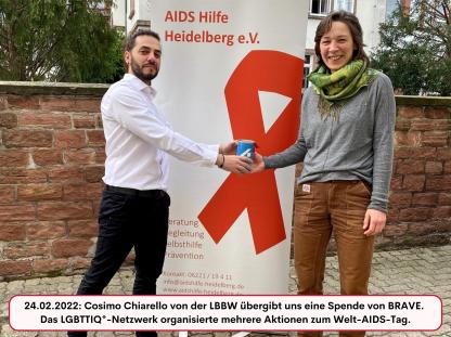 24.02.2022: Cosimo Chiarello von der LBBW übergibt uns eine Spende von BRAVE. Das LGBTTIQ*-Netzwerk organisierte mehrere Aktionen zum Welt-AIDS-Tag.