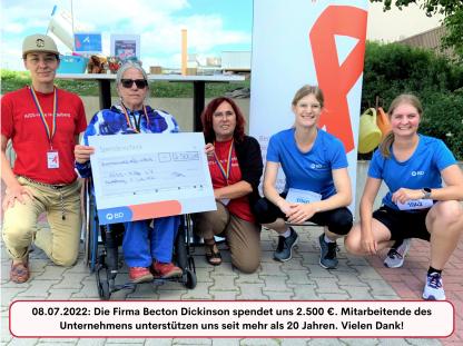 Gruppenbild der Scheckübergabe. Bildunterschrift: 08.07.2022. Die Firma Becton Dickinson spendet uns 2.500 €. Die Mitarbeiter*innen des Unternehmens unterstützen uns seit mehr als 20 Jahren! Vielen Dank!!!