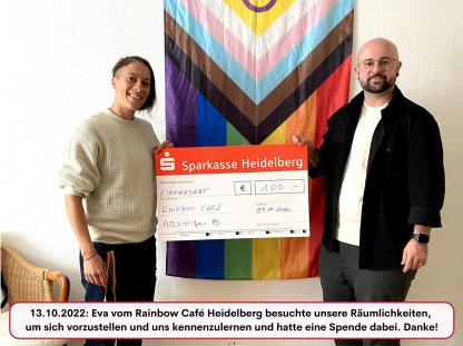 13.10.2022: Eva vom Rainbow Café Heidelberg besuchte unsere Räumlichkeiten,  um sich vorzustellen und uns kennenzulernen und hatte eine Spende dabei. Danke! 