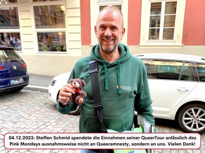 04.12.2023: Steffen Schmid spendete die Einnahmen seiner QueerTour anlässlich des Pink Mondays ausnahmsweise nicht an Queeramnesty, sondern an uns. Vielen Dank!