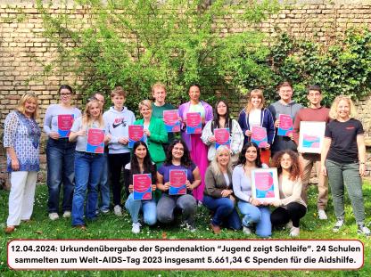 12.04.2024: Urkundenübergabe der Spendenaktion “Jugend zeigt Schleife”. 24 Schulen sammelten zum Welt-AIDS-Tag 2023 insgesamt 5.661,34 € Spenden für die Aidshilfe.