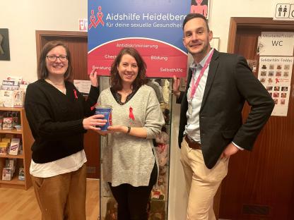 Gruppenbild: Juliane Schurig, Manuela Flühr und Valentin Ziellenbach in der Aidshilfe