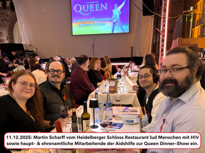 11.12.2025: Martin Scharff vom Heidelberger Schloss Restaurant lud Menschen mit HIV sowie haupt- & ehrenamtliche Mitarbeitende der Aidshilfe zur Queen Dinner-Show ein.