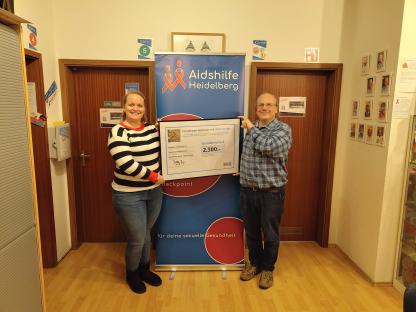 Ann Katrin Fechner &uuml;bergibt einen Spendenscheck an Nicola Lutzmann