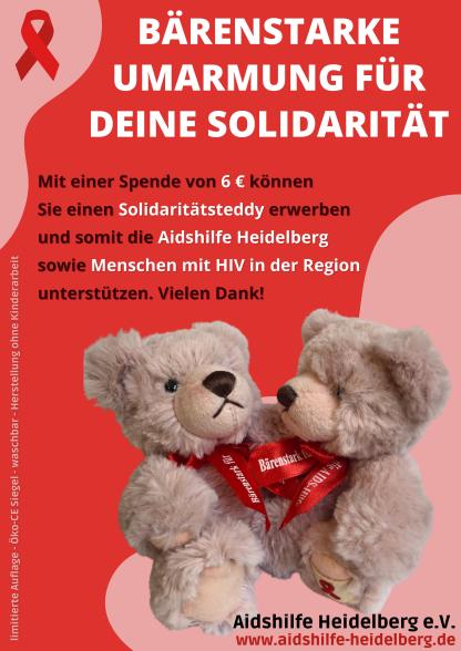 Werbeflyer für den Solidaritätsteddy 2023: Bärenstarke Umarmung für deine Solidarität.Mit einer Spende von 6 € können Sie einen Solidaritätsteddy erwerben und somit die Aidshilfe Heidelberg sowie Menschen mit HIV in der Region unterstützen. Vielen Dank!