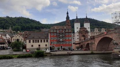 Ein Bild der alten Brücke mit dem Neckarufer