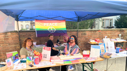 Ehrenamtliche Mitarbeitende bei einem Infostand der Aidshilfe