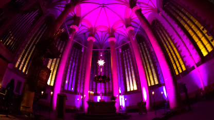 Altarraum der Heiliggeistkirche in pink beleuchtet
