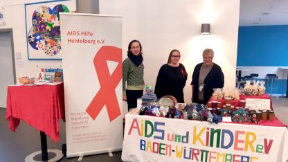 Infostand bei Becton Dickinson: Jennifer Adler steht mit zwei Mitarbeiterinnen von AIDS und Kinder am Infostand.