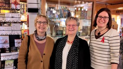 Drei Menschen stehen zusammen: Christine Klumb, Gabriele Hönig und Juliane Schurig. Sie stehen in einem Buchladen und lächeln.