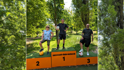Foto: Maria, Jonas und Noah auf dem Sieger*innentreppchen des Soccerparks
