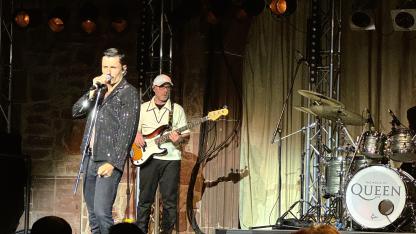 Foto von der B&uuml;hne der Queen Dinner-Show