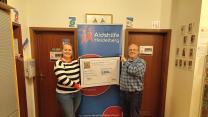 Ann Katrin Fechner &uuml;bergibt einen Spendenscheck an Nicola Lutzmann