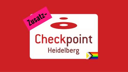 Weißes Rechteck auf rotem Grund. In dem Rechteck steht Zusatz-Checkpoint Heidelberg. In der unteren Ecke ist die Progress Flagge (Regenbogenflagge inkl. Intersymbole, der Farben schwarz und braun sowie den Farben der Transflagge.