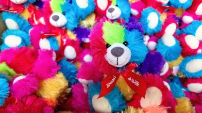 Foto: Ganz viele Solidaritätsteddys auf einem Haufen.