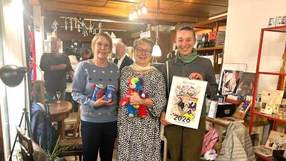 Frau H&ouml;nig &uuml;bergibt ihre Spende an Christine Klumb und Jennifer Adler