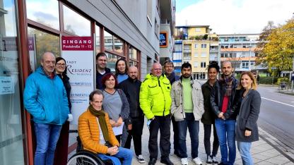 Gruppenbild: Mitarbeiter*innen und Vorstände der AIDS-Hilfen Heidelberg, Pforzheim und Schwäbisch-Gmünd stehen vor dem Forum am Park.