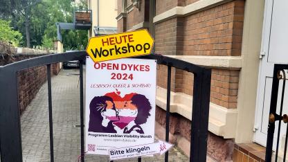 Tor zur Aidshilfe mit dem Plakat von Open Dykes
