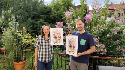 Jennifer und Patrick halten Kalender von Konfettikrake hoch